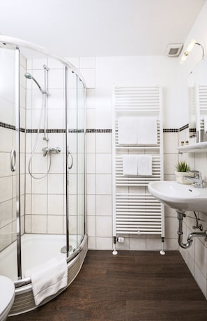 Chambre simple Confort | Salle de bain | Douche, articles de toilette (gratuits), séchoir à cheveux
