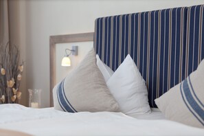 Habitación doble Confort | Ropa de cama hipoalergénica, camas Tempur-Pedic y escritorio 