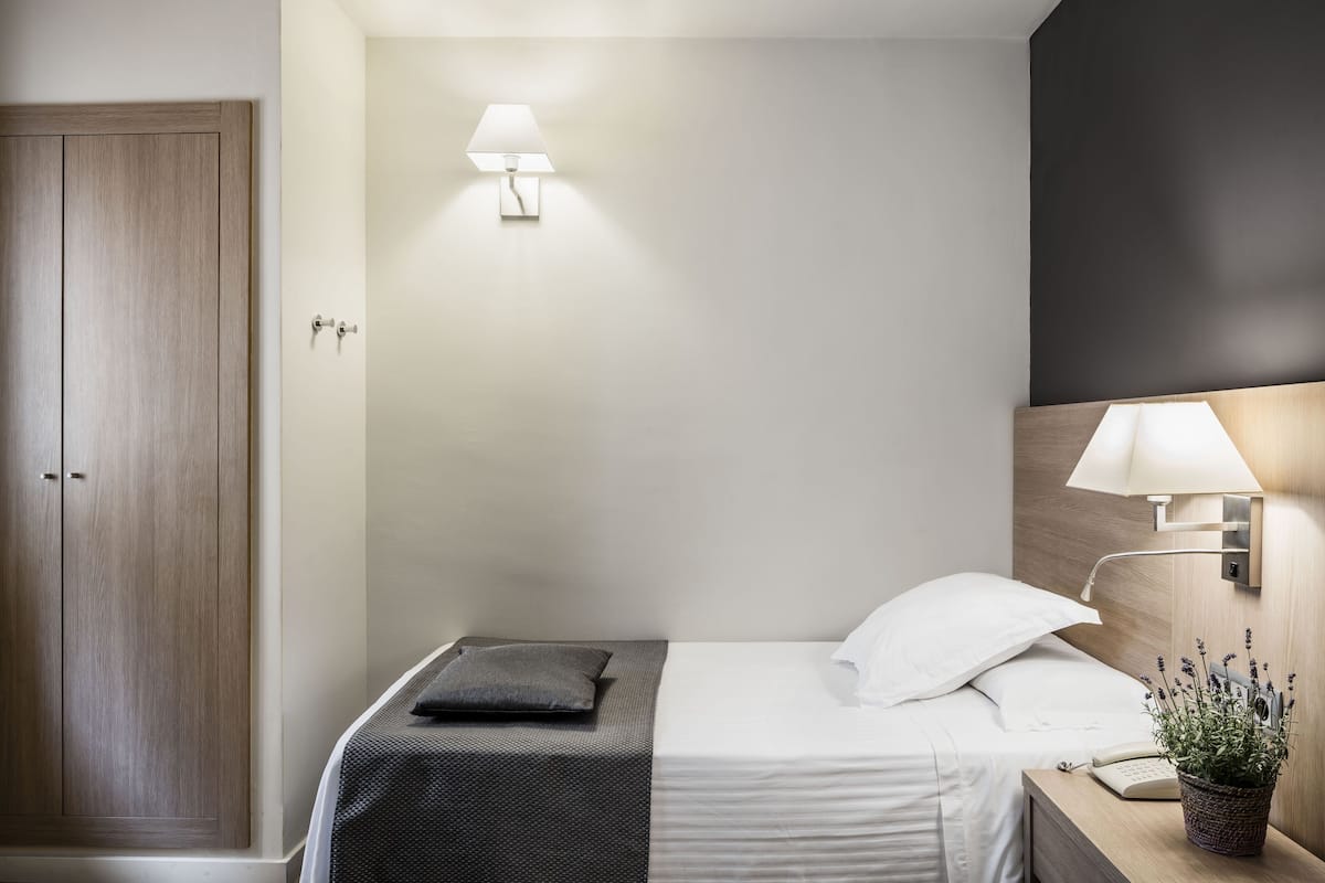 Habitación individual estándar | Caja de seguridad en la habitación y escritorio