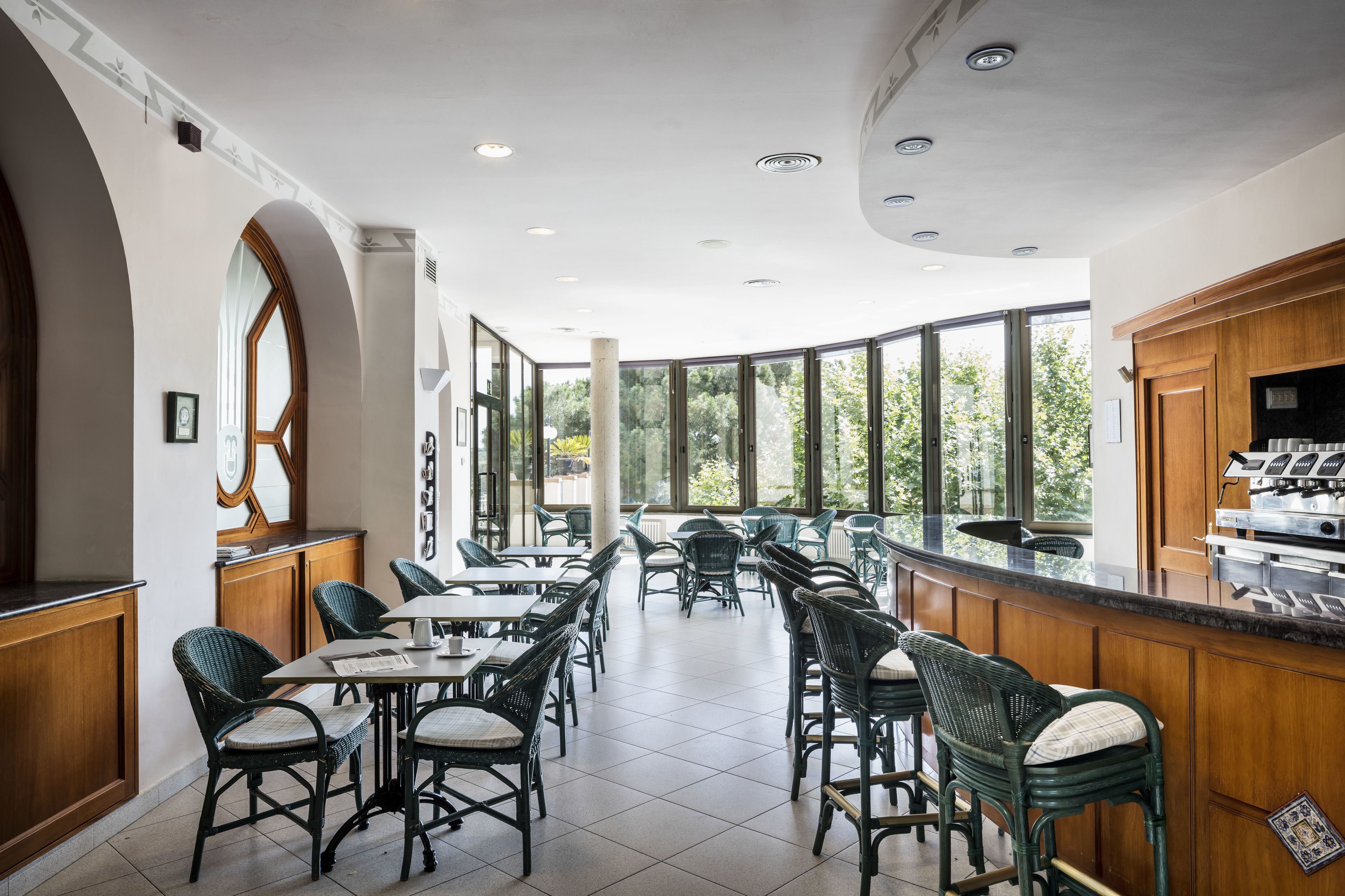 Bar (trong khuôn viên)