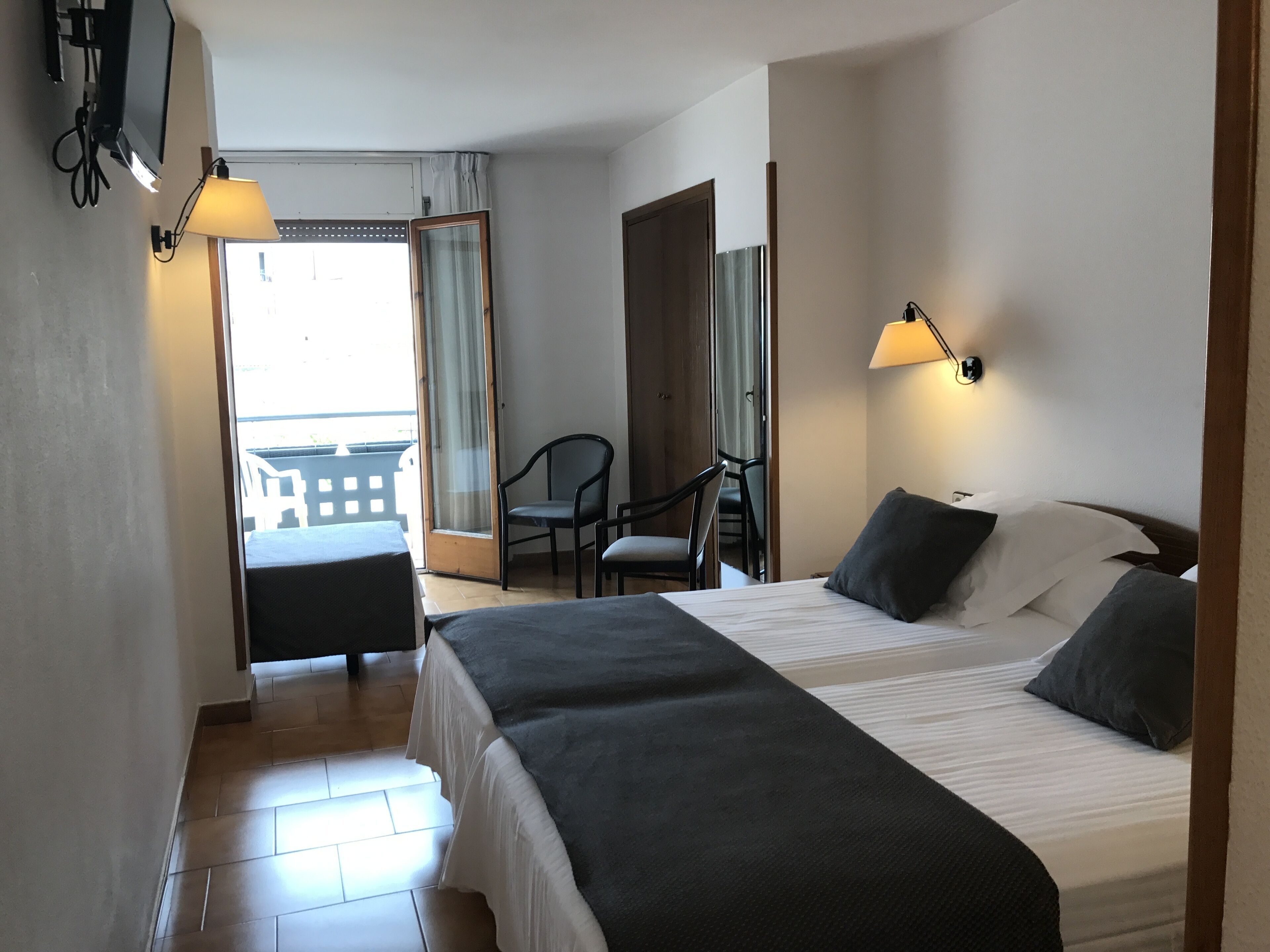 Caixa forta a l'habitació i escriptori 