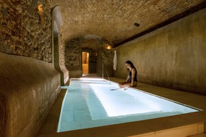 Una piscina al aire libre de temporada