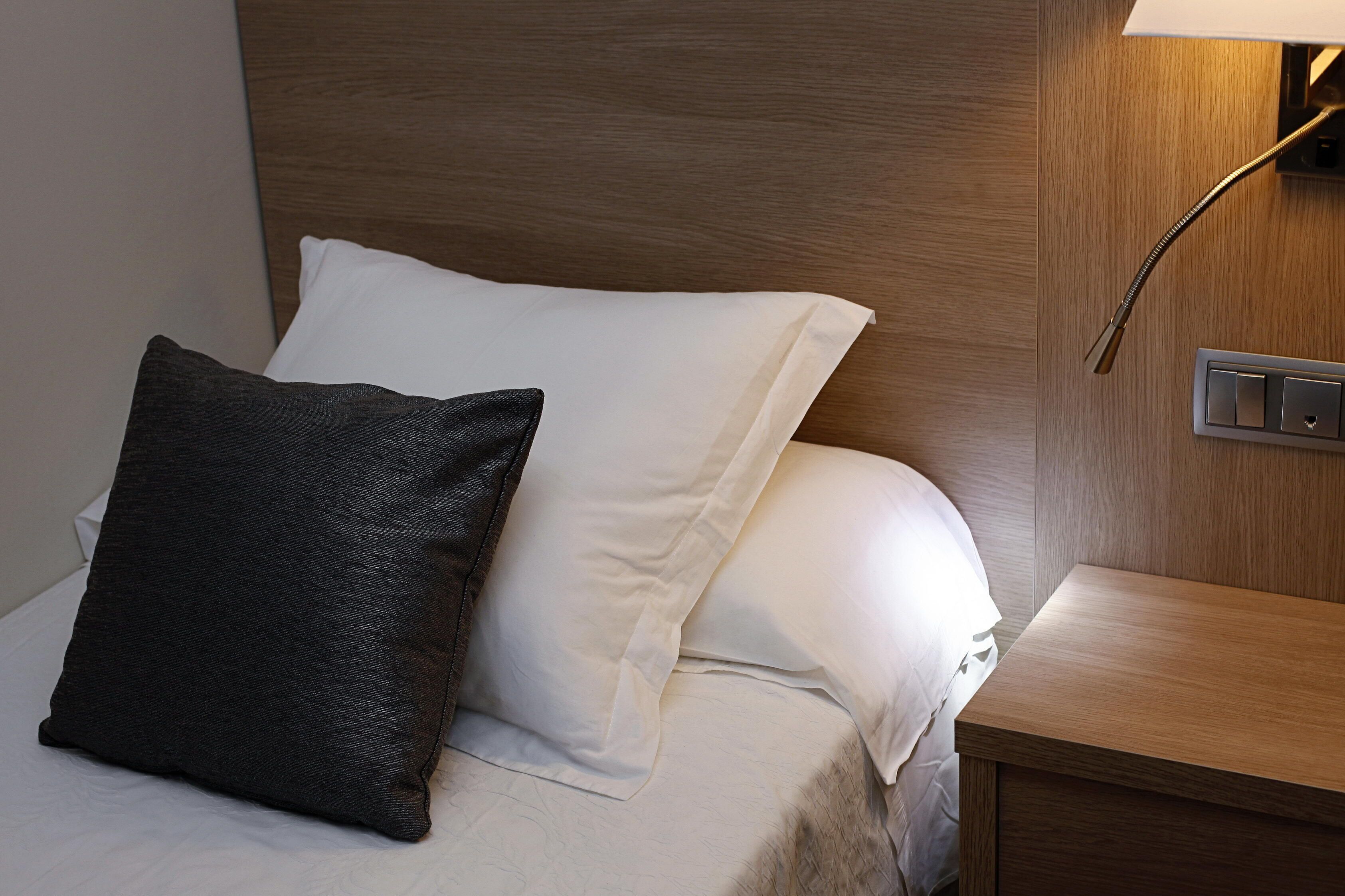 standard single room | 1 bedroom, in-room safe, desk, laptop workspace