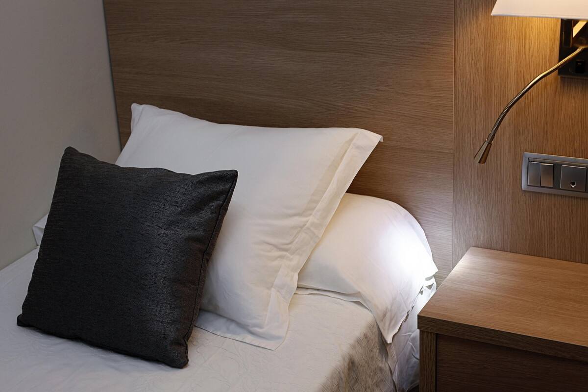 standard single room | 1 bedroom, in-room safe, desk, laptop workspace