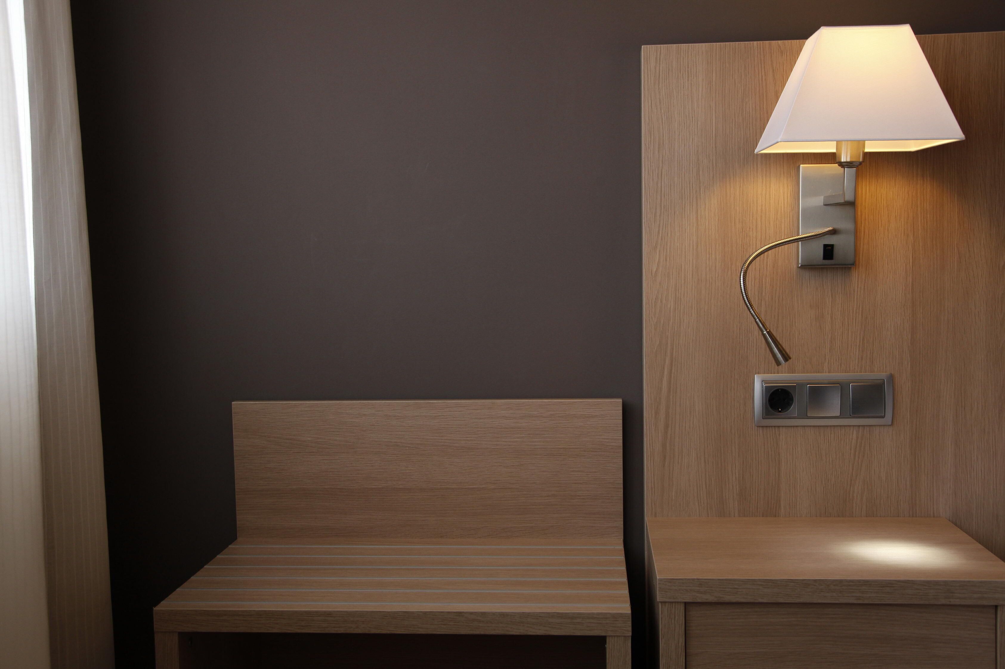 standard single room | 1 bedroom, in-room safe, desk, laptop workspace