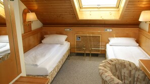Classic Twin Room | Desk, rollaway beds