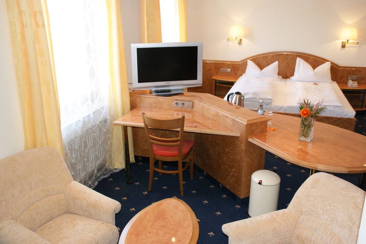 Junior Suite | Desk, rollaway beds