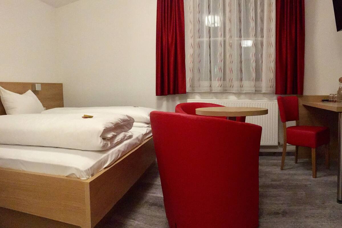 Standard Double Room | Desk, rollaway beds