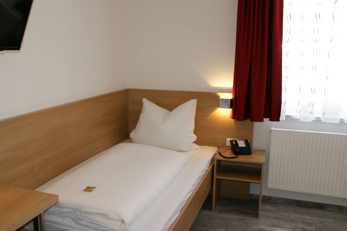Standard Single Room | Desk, rollaway beds