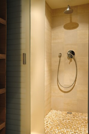 Studio Suite | Bathroom shower - La Gioia Modern Designed Studios (Kraków)