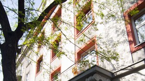 Un bâtiment doté d’un balcon, d’une porte et d’une fenêtre.