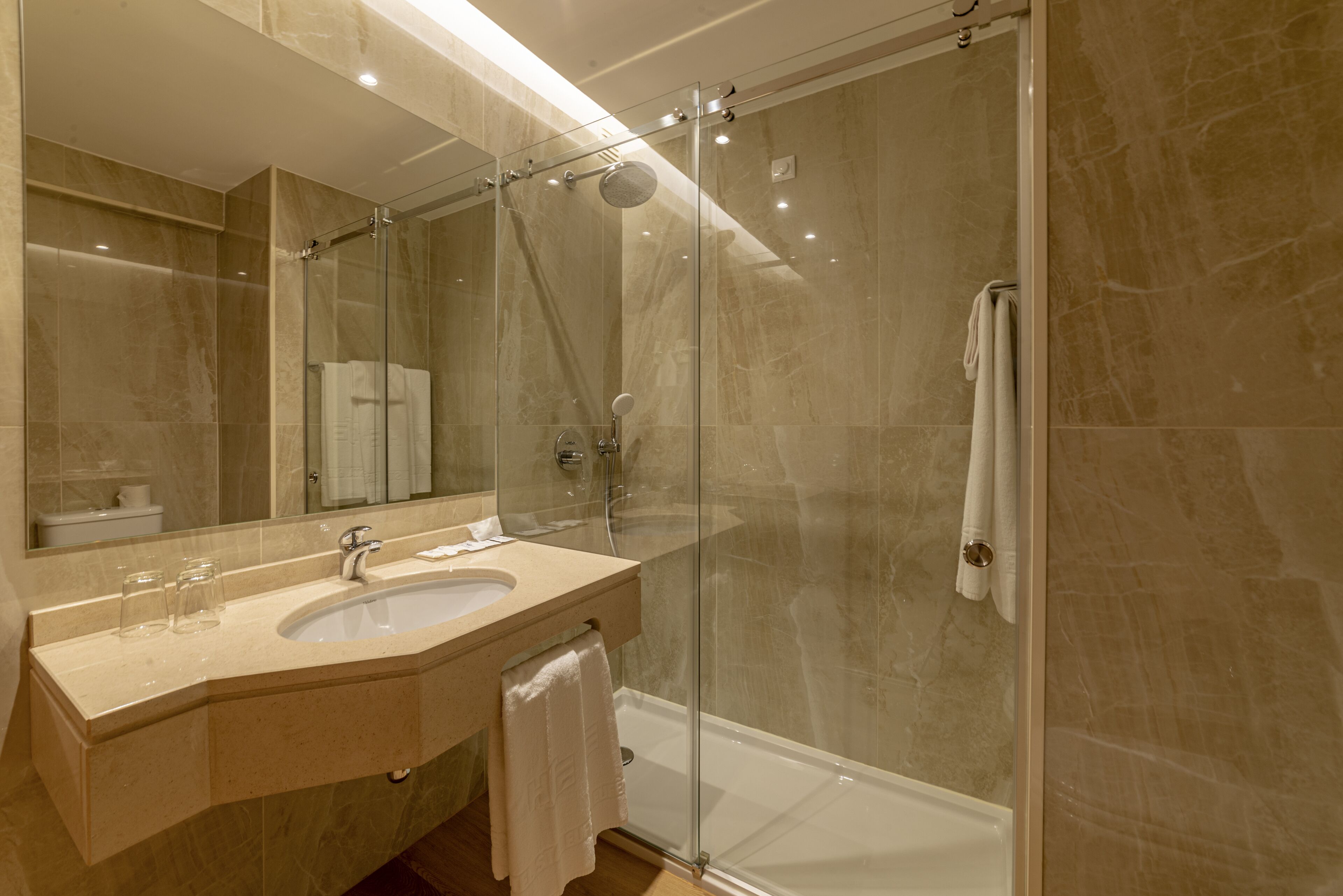 bathtub, deep-soaking bathtub, free toiletries, hair dryer