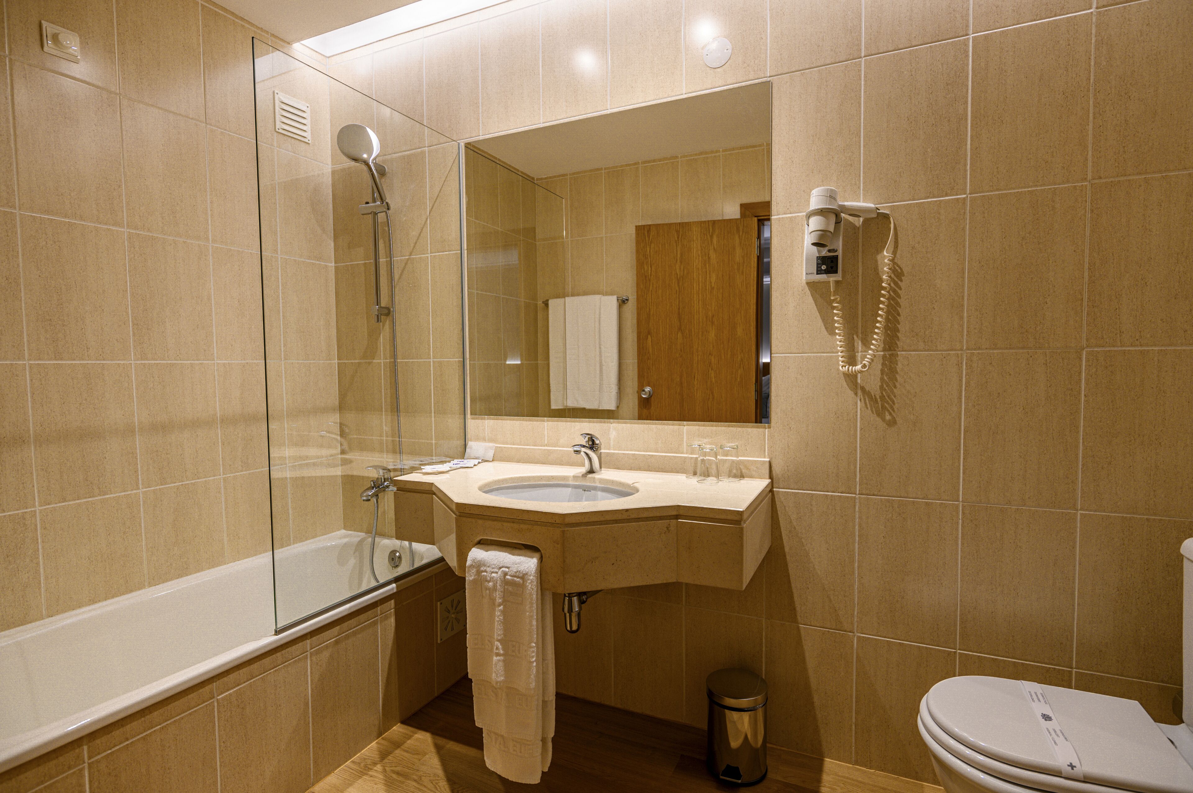classic triple room, 3 single beds, non smoking | bathroom | bathtub, deep-soaking bathtub, free toiletries, hair dryer