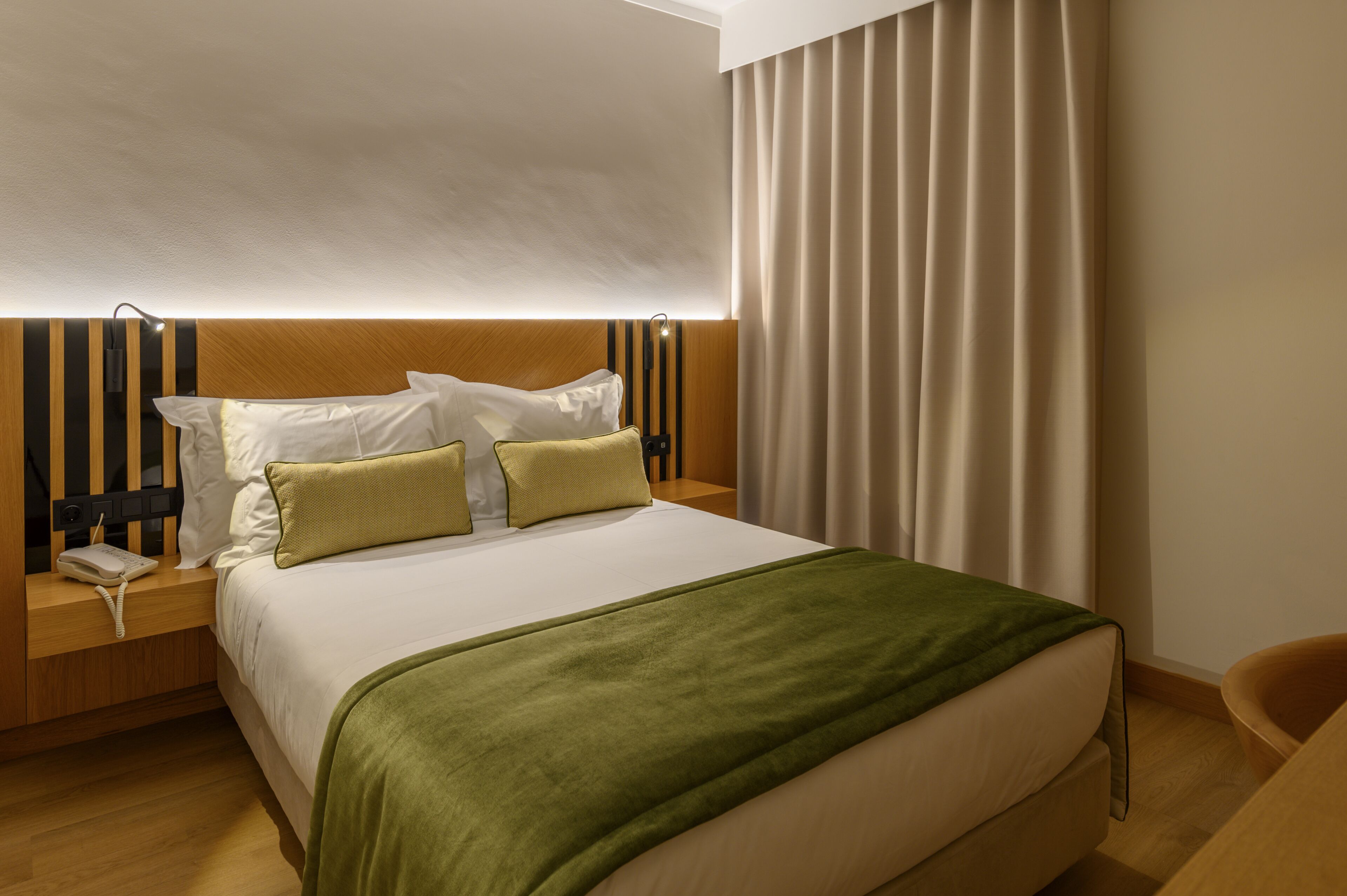 Desk, laptop workspace, soundproofing, free WiFi