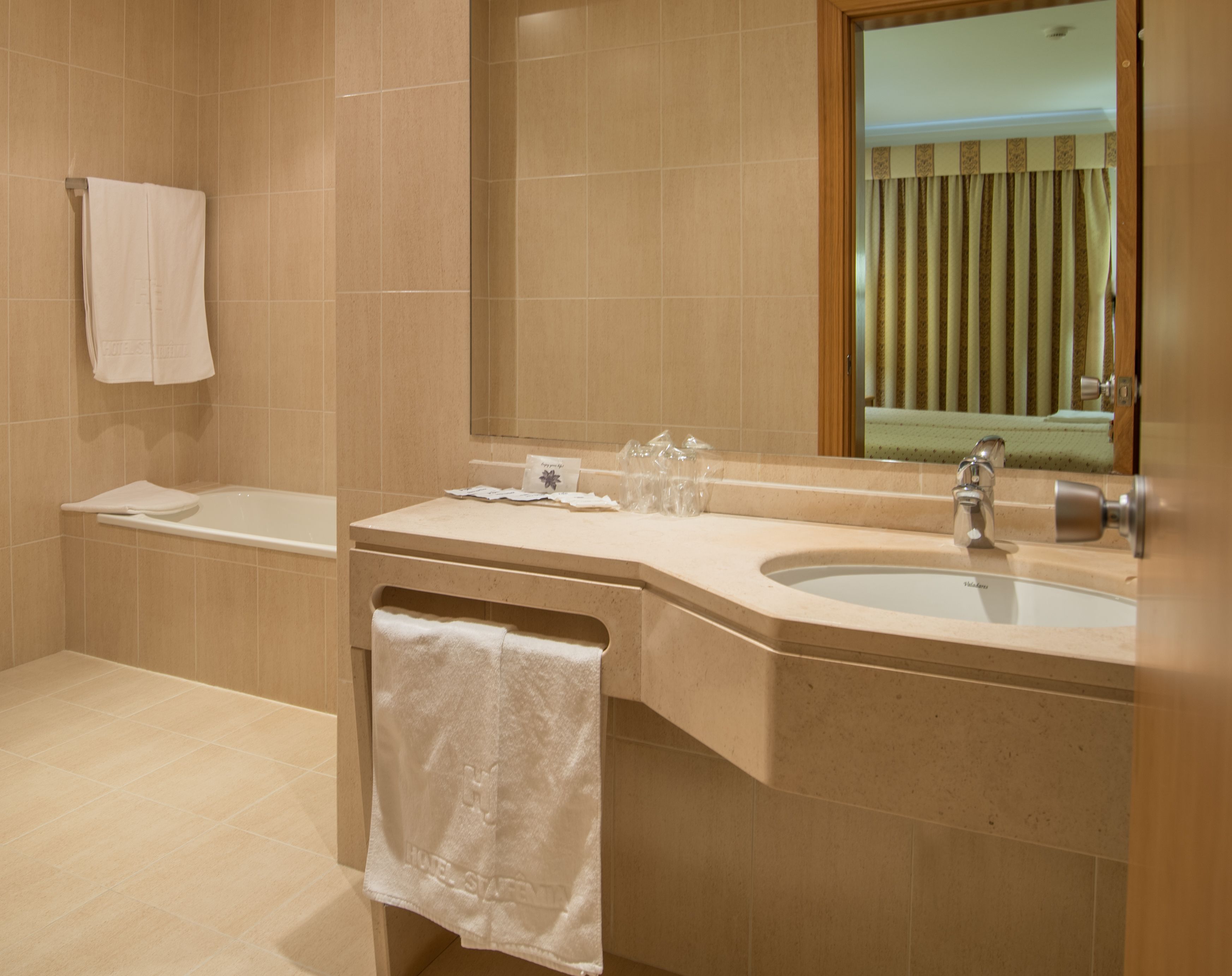 bathtub, deep-soaking bathtub, free toiletries, hair dryer