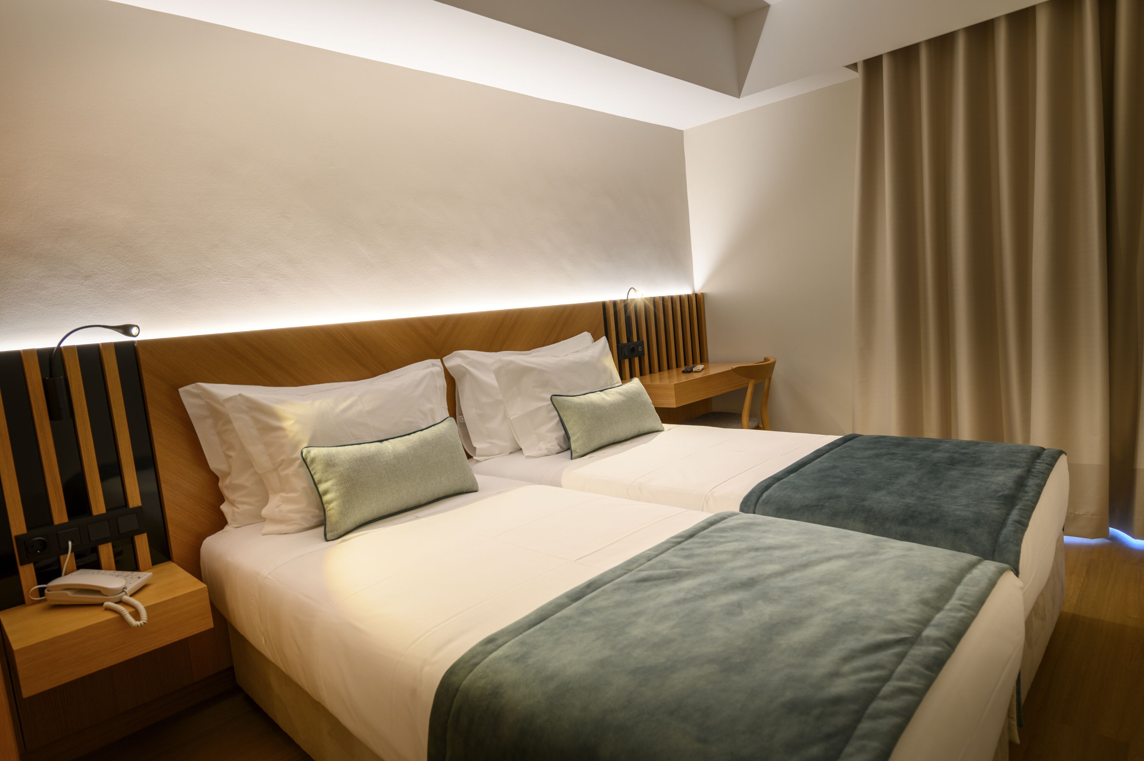 Desk, laptop workspace, soundproofing, free WiFi