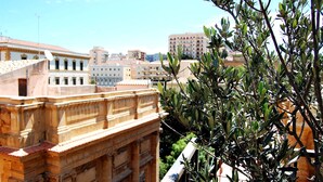 Une vue d’un bâtiment historique à l’architecture classique, avec des colonnes et une façade richement décorée.