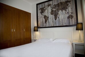 In-room safe, desk, iron/ironing board, free cots/infant beds - Apartamentos Vista Real (La Línea de la Concepción)