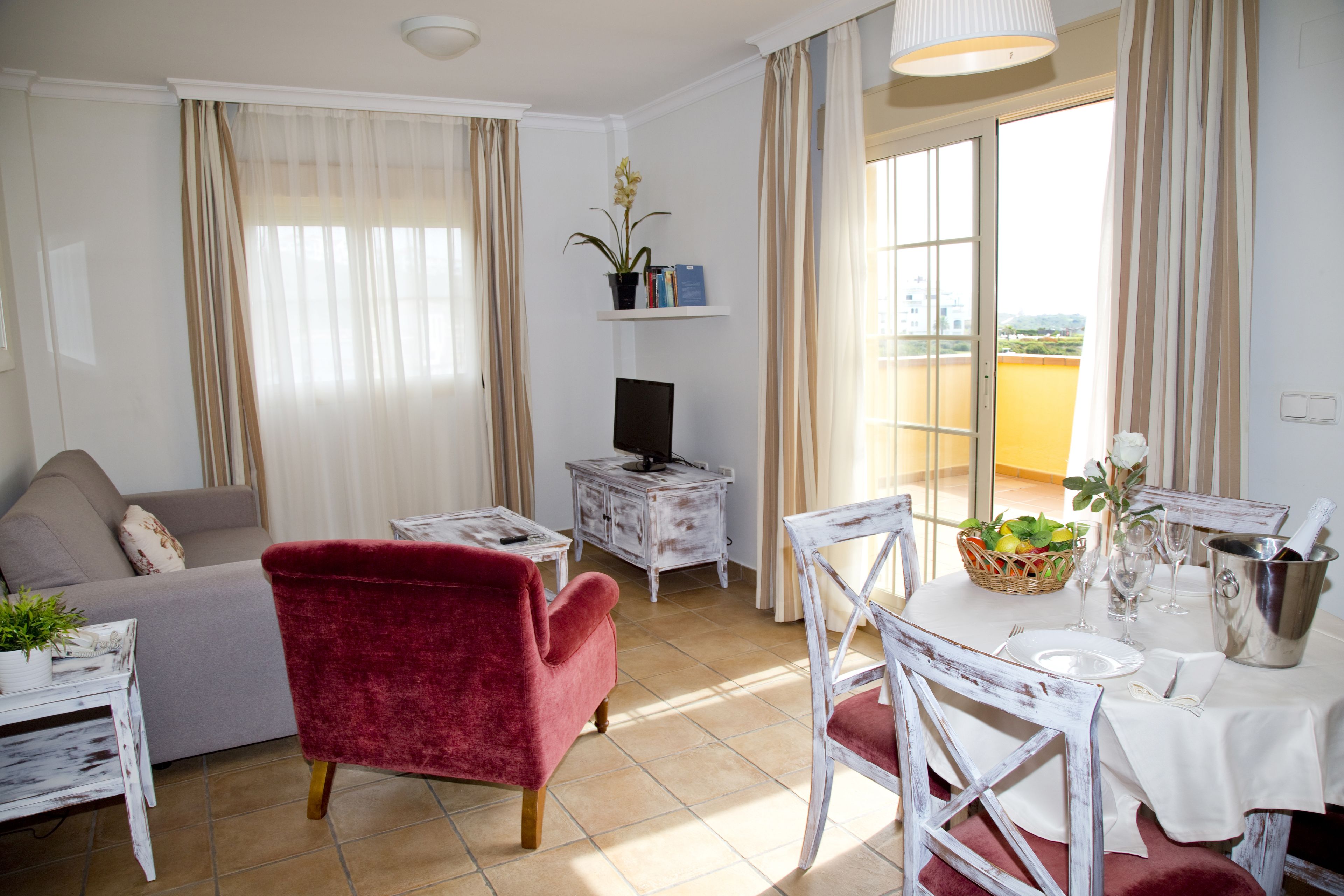 Penthouse | Wohnzimmer | 32-Zoll-Flachbildfernseher mit Digitalempfang, Fernseher