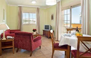 Penthouse | Wohnzimmer | 32-Zoll-Flachbildfernseher mit Digitalempfang, Fernseher