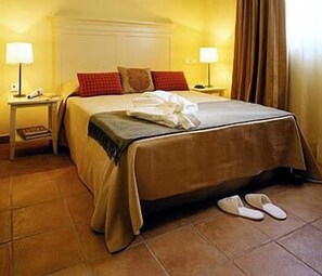 Een kluis op de kamer, een bureau, een strijkplank/strijkijzer