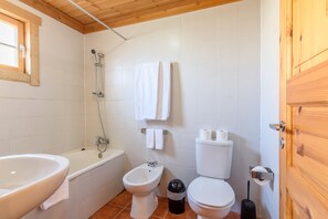 Combined shower/bathtub, towels - Luna Chalets da Montanha (Covilhã)