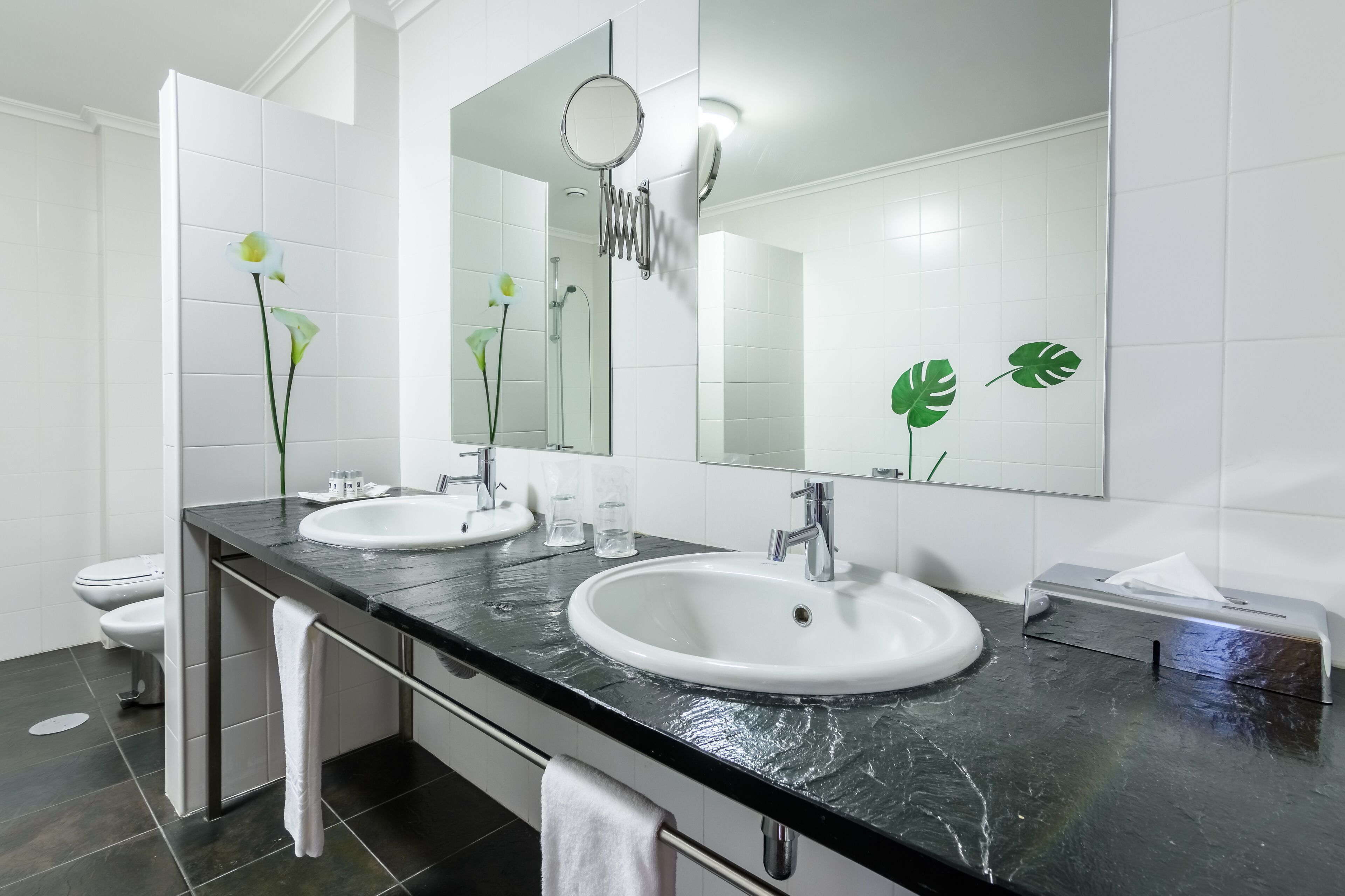 combined shower/bathtub, towels