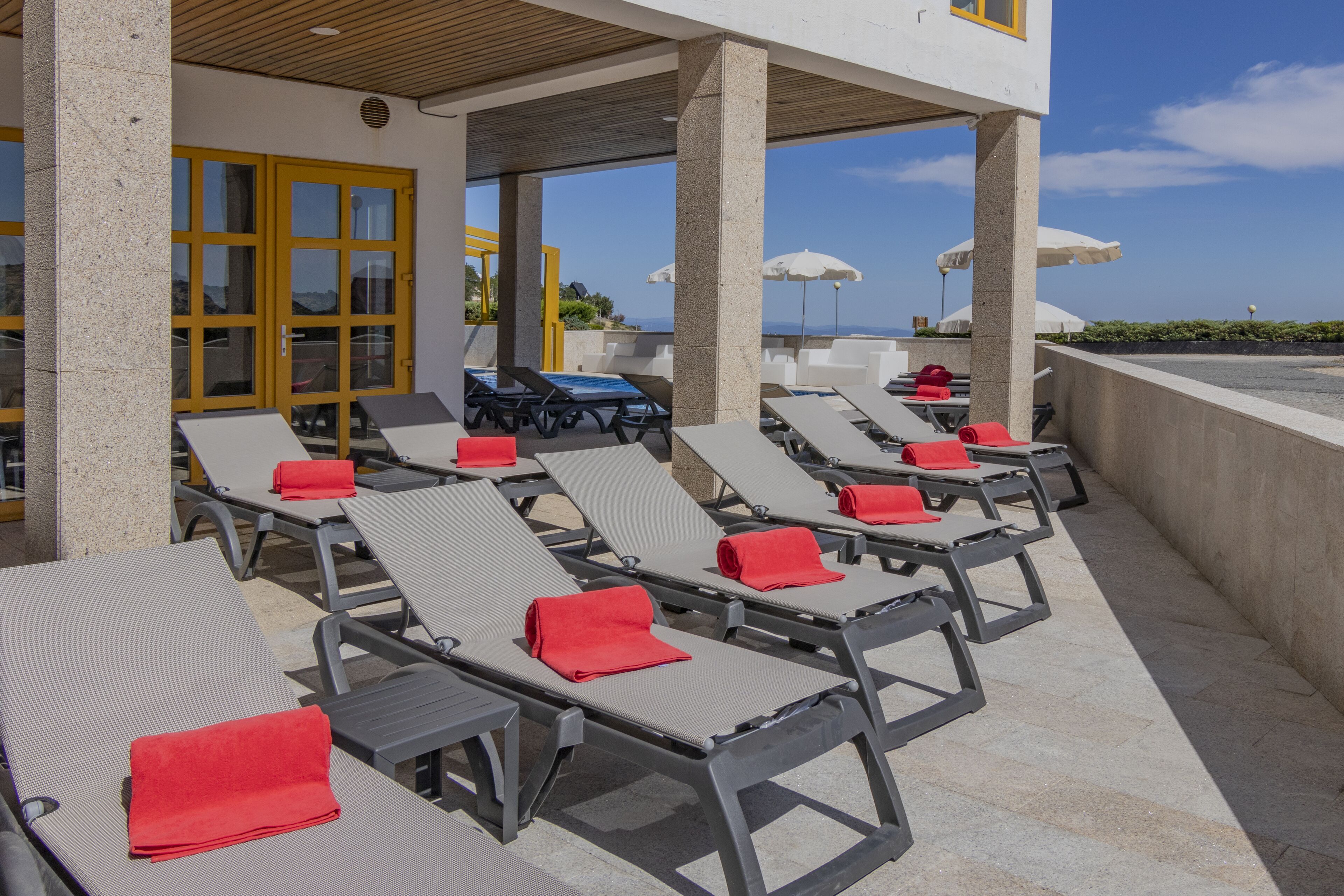 Een binnenzwembad en een buitenzwembad