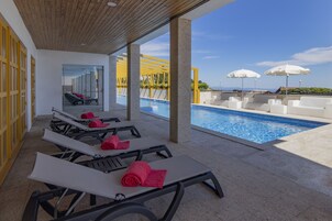 室内游泳池，室外游泳池