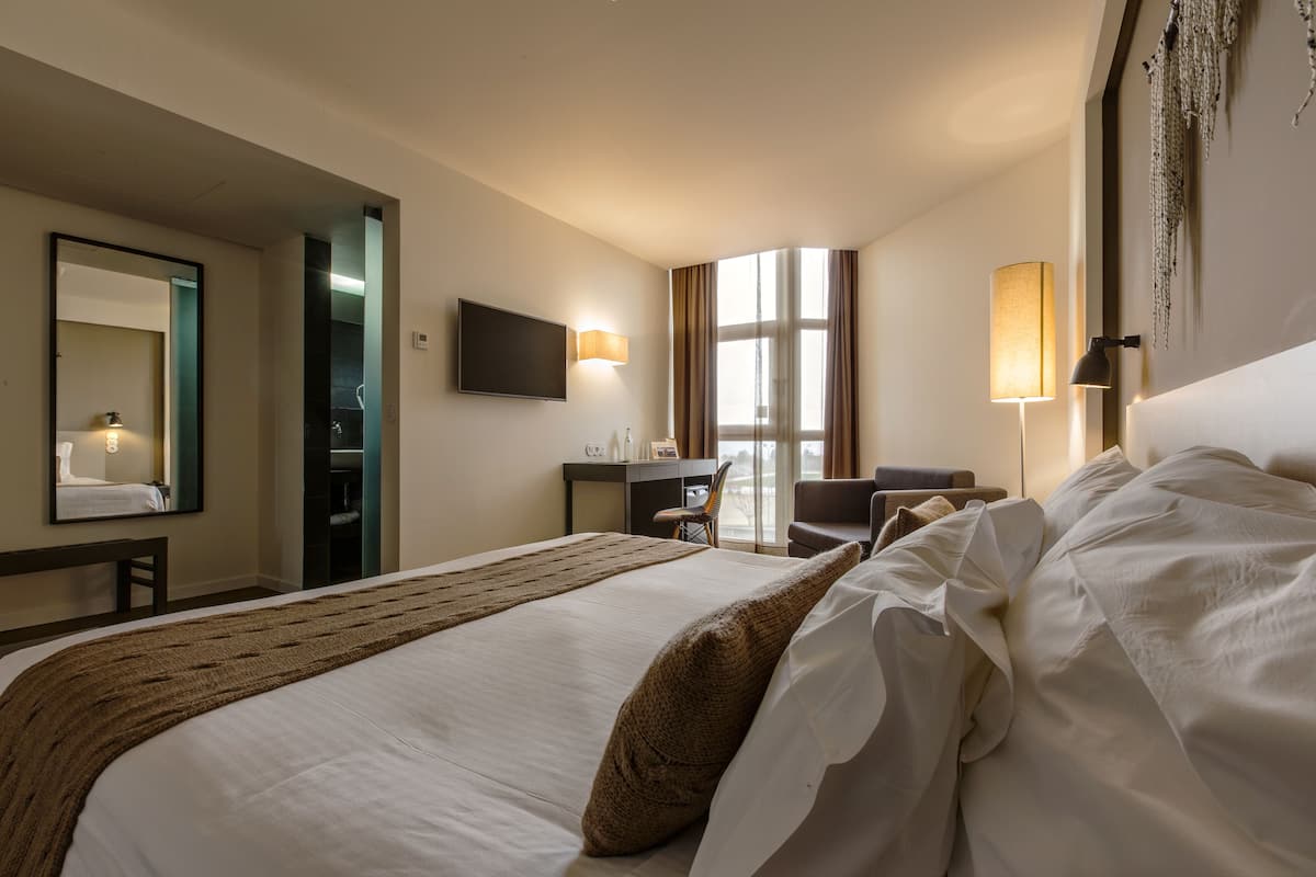 Minibar, in-room safe, desk, soundproofing
