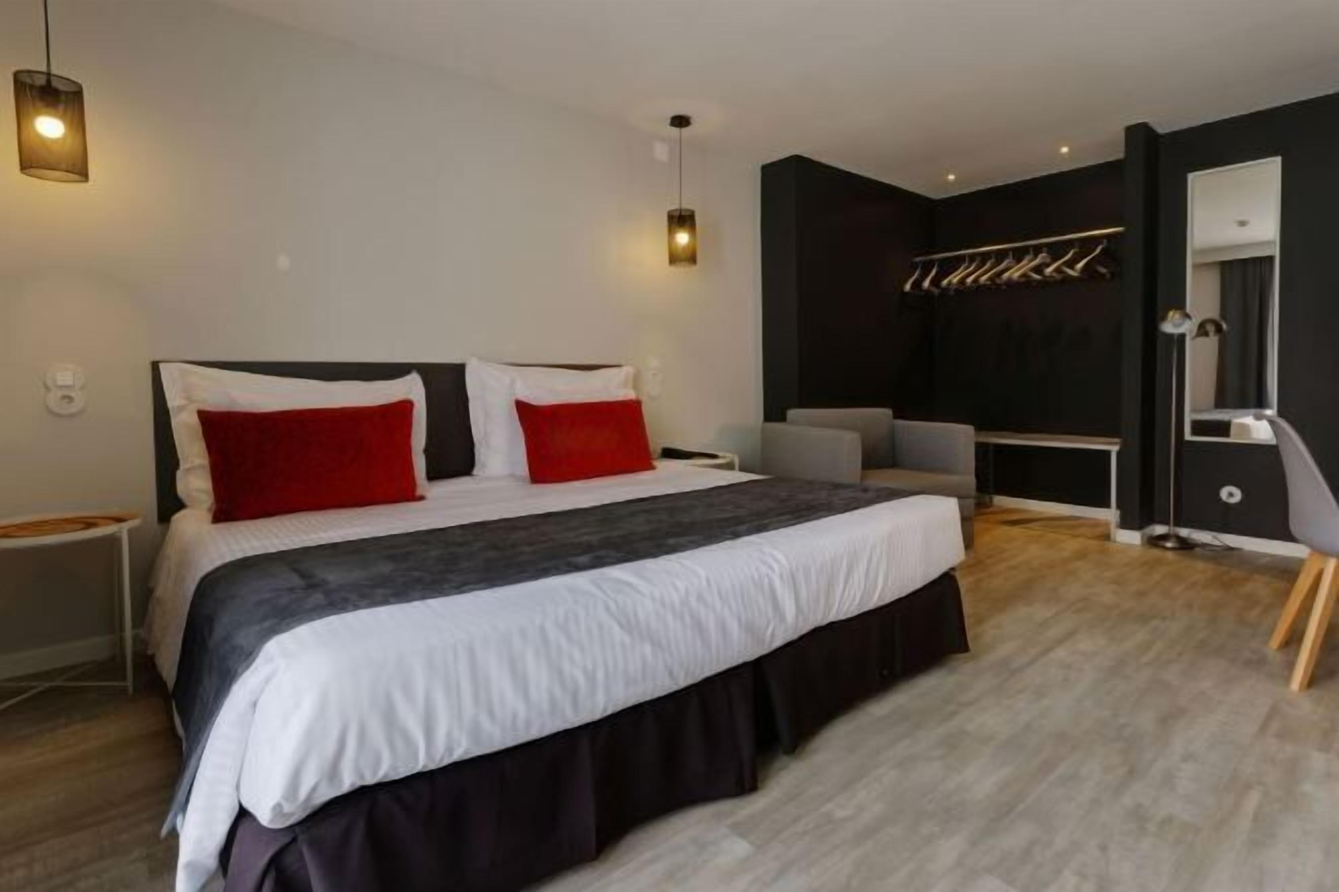 Een kluis op de kamer, een bureau, geluiddichte muren, gratis babybedden