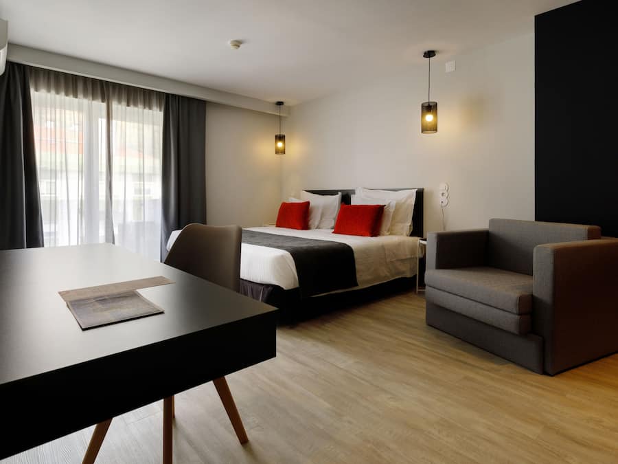 Caja de seguridad en la habitación y escritorio