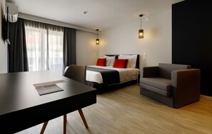 Brankas, meja kerja, kedap suara, dan tempat tidur bayi gratis