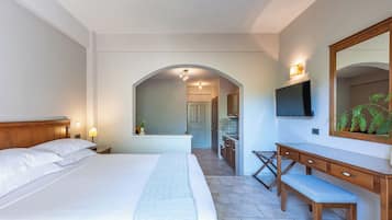 Superior Studio | Egyptian cotton sheets, premium bedding, in-room safe, desk
