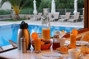 Daily continental breakfast (EUR 8 per person)
