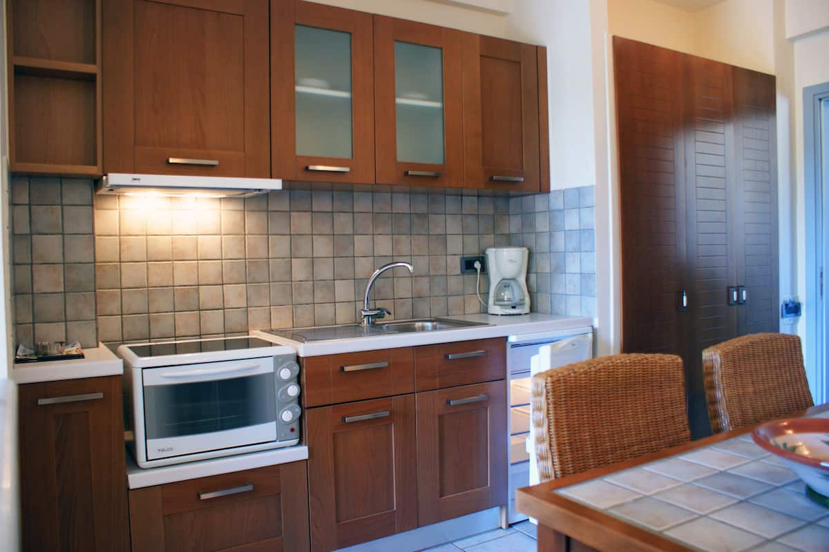 full-sized fridge, oven, stovetop, coffee/tea maker