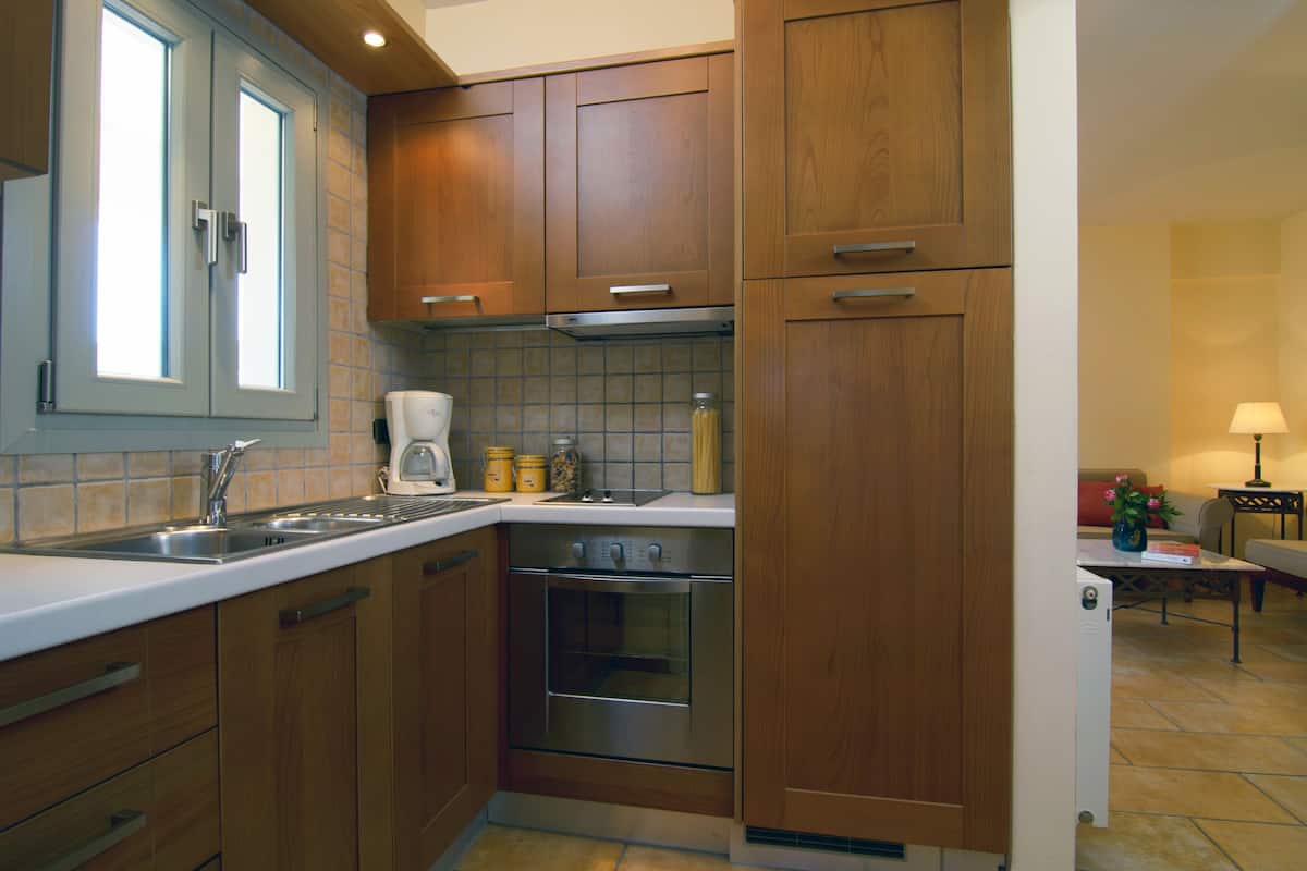 suite | private kitchen | full-sized fridge, oven, stovetop, coffee/tea maker
