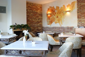Daily continental breakfast (EUR 8 per person)