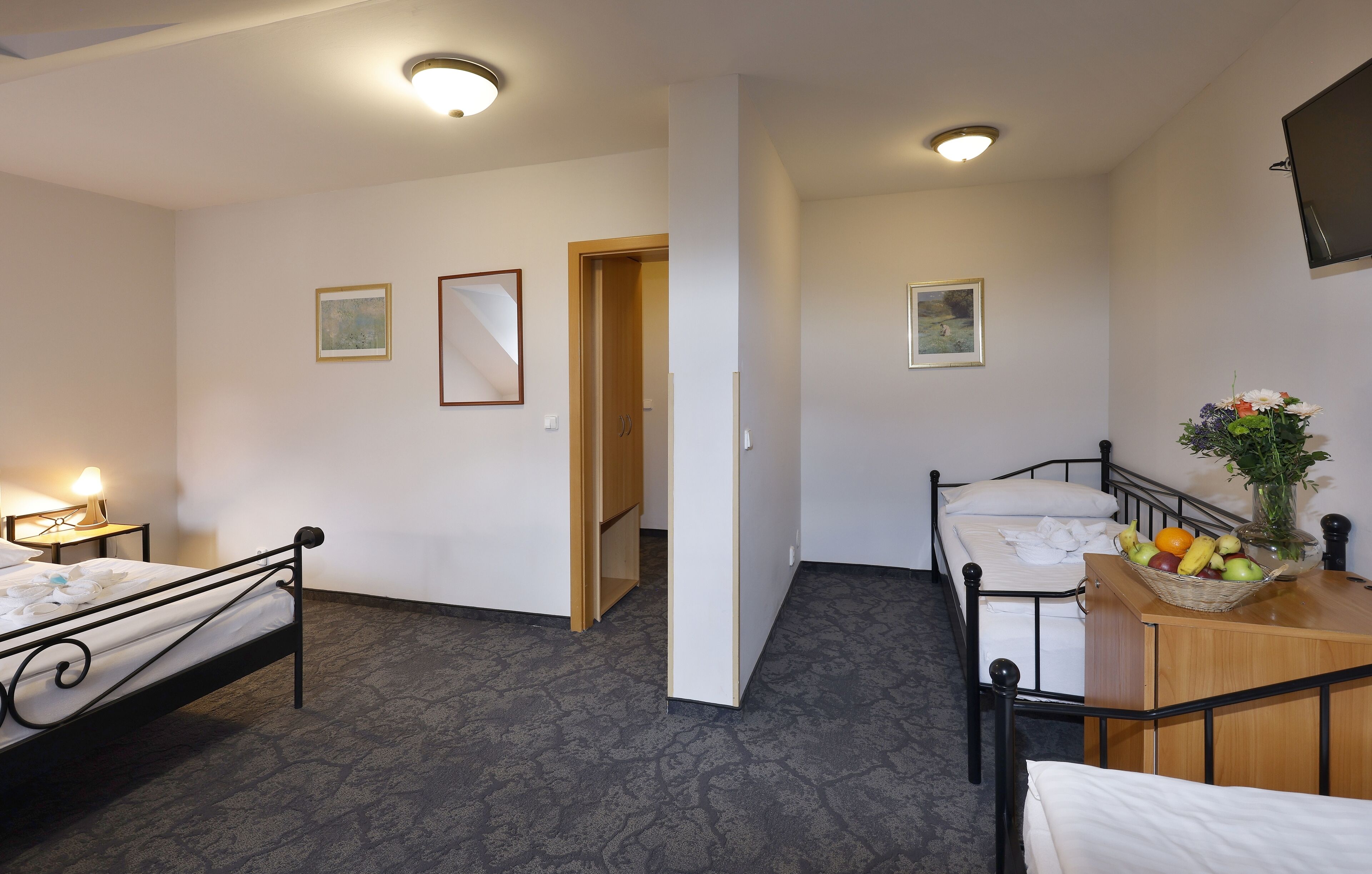 quadruple room | in-room safe, desk, free wifi, bed sheets