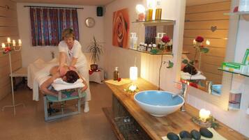 Sauna, höyrysauna, vartalohoitoja, kuumakivihierontaa, urheiluhierontaa