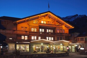 Front of property - evening/night - Chalet Hotel Adler (Kandersteg)