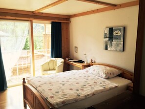 单人房, 阳台, 山景 | 防过敏的被褥、迷你吧、客房内保险箱、办公桌