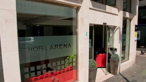 Entrada de hotel com uma placa que diz "HOTEL ARENA".