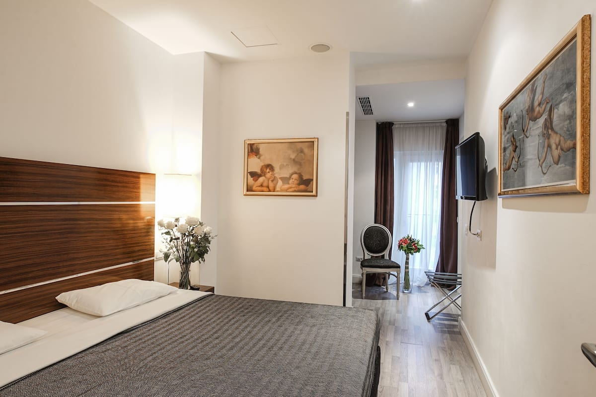 Single Room | Egyptian cotton sheets, premium bedding, down duvets