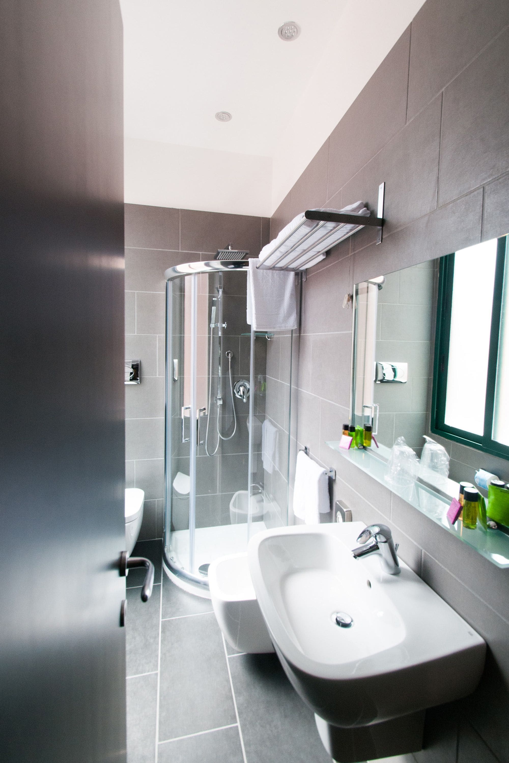 shower, rainfall showerhead, free toiletries, hair dryer