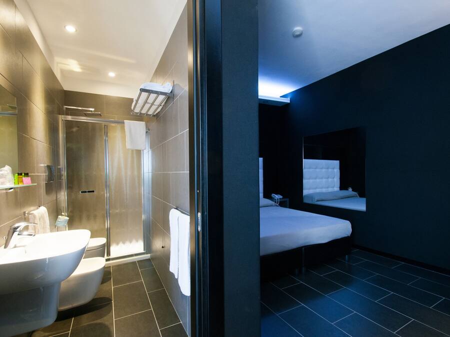 Shower, rainfall showerhead, free toiletries, hair dryer