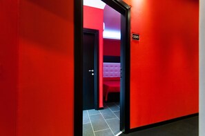 Egyptian cotton sheets, premium bedding, minibar, in-room safe - Fly Boutique Hotel (Naples)