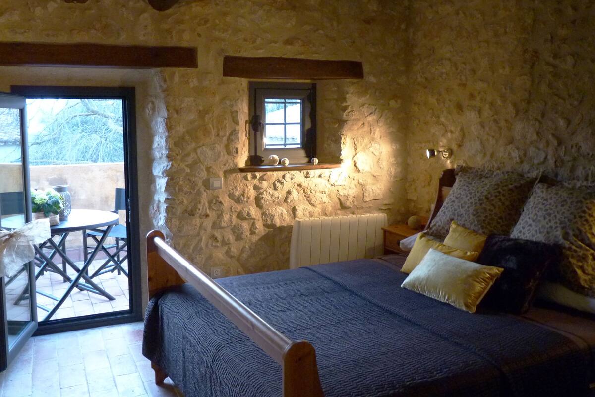 Desk, blackout curtains, free WiFi