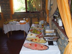 Daily buffet breakfast for a fee