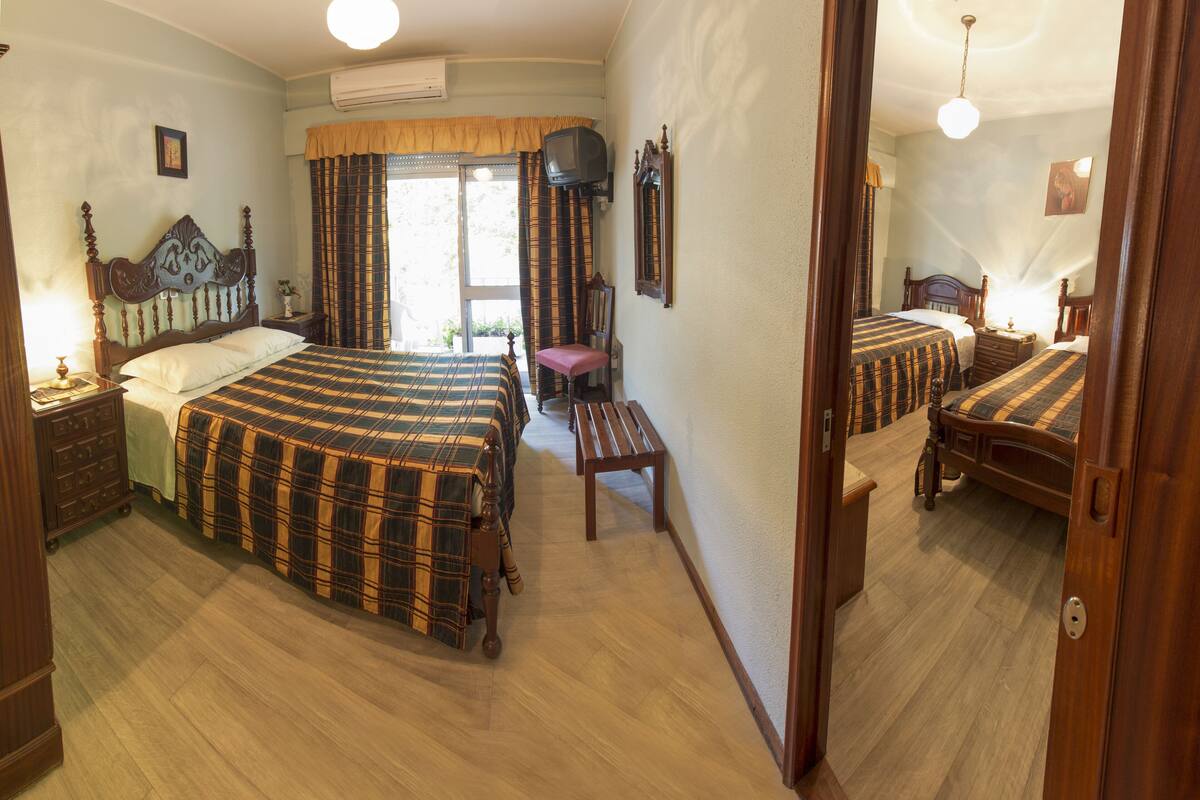 Habitación familiar, baño privado | Wifi gratis y ropa de cama